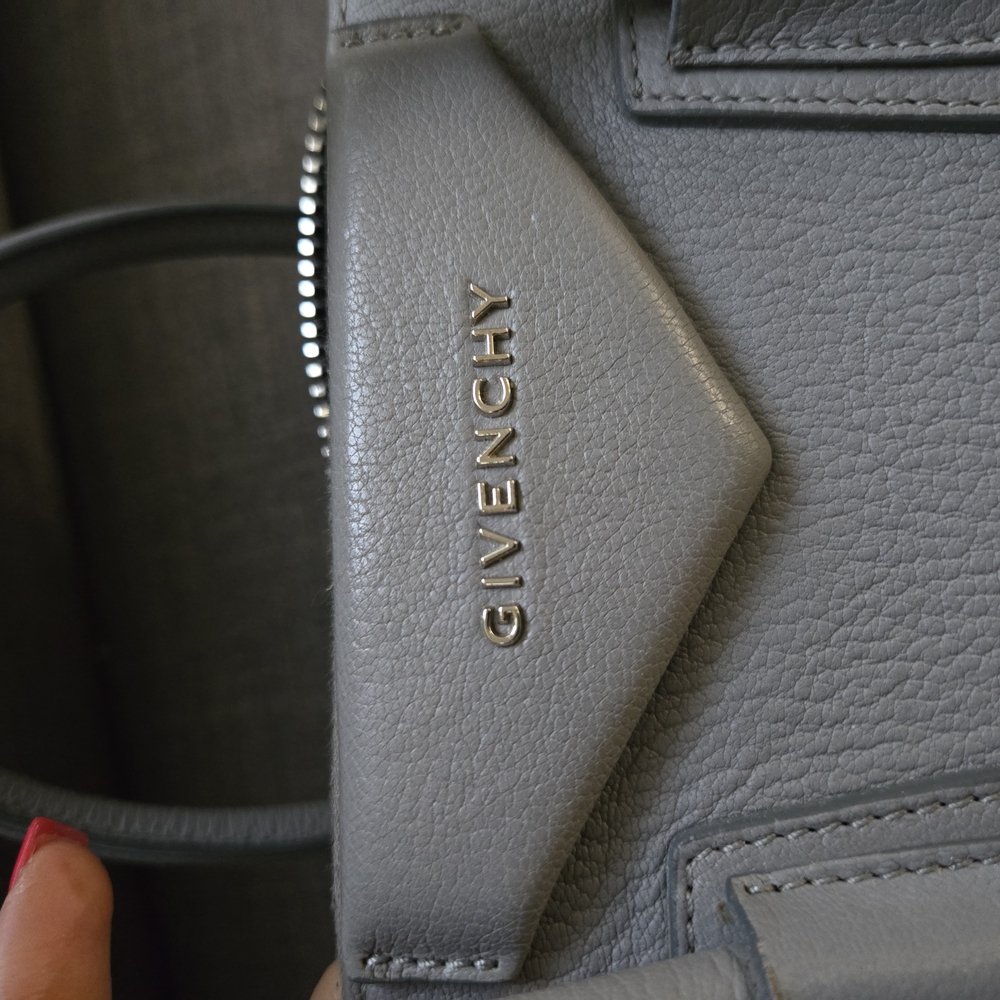 Givenchy Small Antigona in pearl grey - Picture 10 of 16